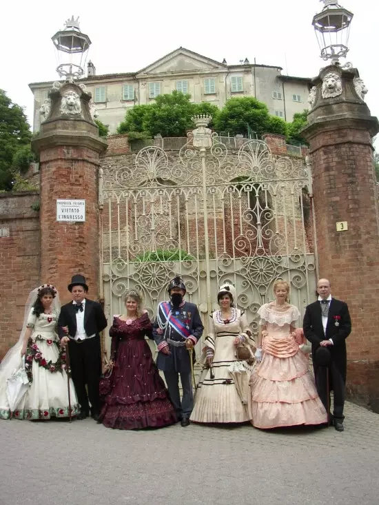 I personaggi del Gruppo storico in posa davanti al castello nel 2010