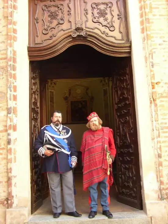 Due noti personaggi in visita nel paese della Bela Rosin (2011)