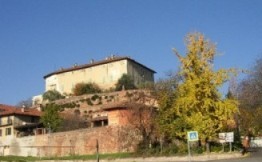 Il castello di Mirafiori con l'ingresso al paese